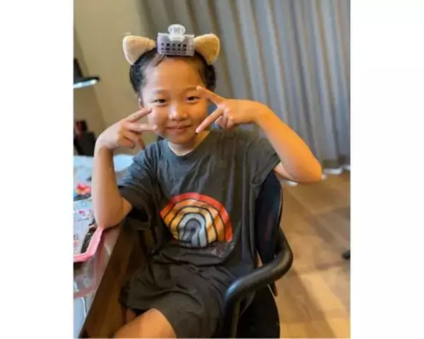「小原正子、６歳長女がママのお古Tを着こなした猫耳姿披露」の画像