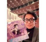 「片岡愛之助、妻･藤原紀香と宝塚雪組公演観劇、朝美絢を絶賛」の画像1