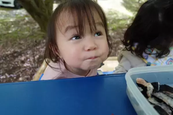 「山本圭壱、１歳愛娘の“変顔連発ショット”公開」の画像