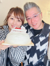 渡辺美奈代、結婚記念日を祝い夫とのラブラブショット