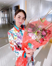 平祐奈、花柄ワンピで大きな花束を抱え笑顔ショット公開