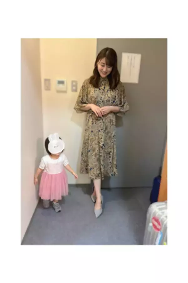 「安めぐみ、コーデ撮影中に１歳次女が乱入!?」の画像
