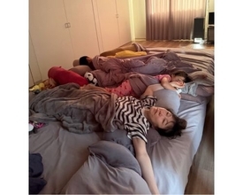 小原正子、大の字の母と子供たちが眠る朝の寝室ショット公開