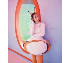 のん、美脚際立つ近未来"宇宙人配達員"姿を披露