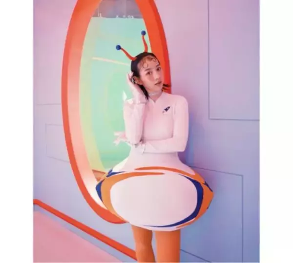 のん、美脚際立つ近未来"宇宙人配達員"姿を披露