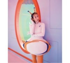 のん、美脚際立つ近未来"宇宙人配達員"姿を披露