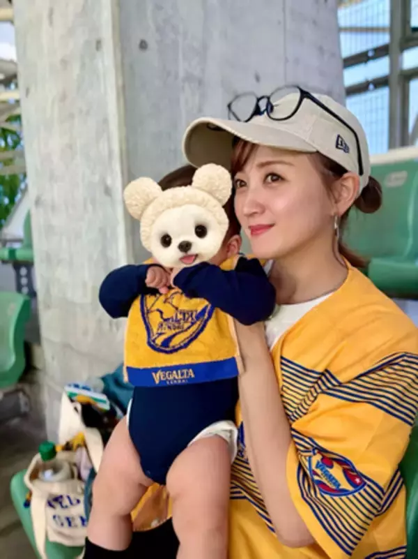 「小松彩夏、生後９ヵ月の息子のスタジアムデビューを報告」の画像
