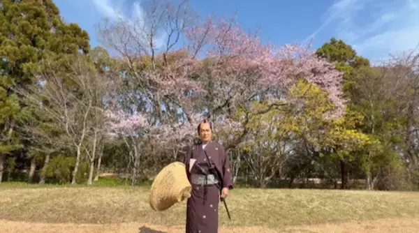 「高橋克典、満開の桜に包まれた“大岡越前守忠相”の撮影オフショ　」の画像