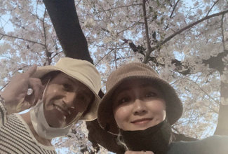 丸山桂里奈、夫・本並健治と桜を背にお花見２ショット