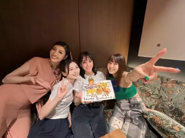 「アンミカ、滝沢カレン32歳誕生日会の豪華４ショット公開」の画像