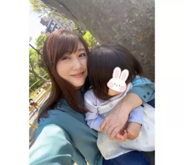 安めぐみ、２歳次女をバッグハグ“ほっこりショット”