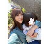 「安めぐみ、２歳次女をバッグハグ“ほっこりショット”」の画像2