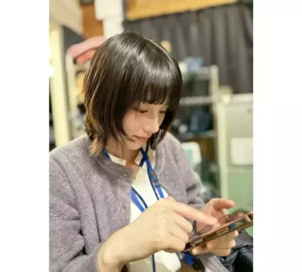 「のん、スマホ操作のオフショットに「可愛い」悶絶の声多数　」の画像