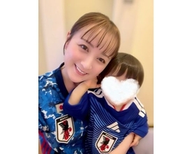 小松彩夏、親子で日本代表ユニ姿披露＆W杯ブラジル戦応援！
