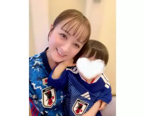 小松彩夏、親子で日本代表ユニ姿披露＆W杯ブラジル戦応援！