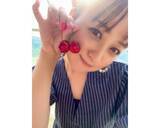 「小松彩夏、真っ赤なさくらんぼと笑顔の自撮りショットに絶賛の声」の画像1