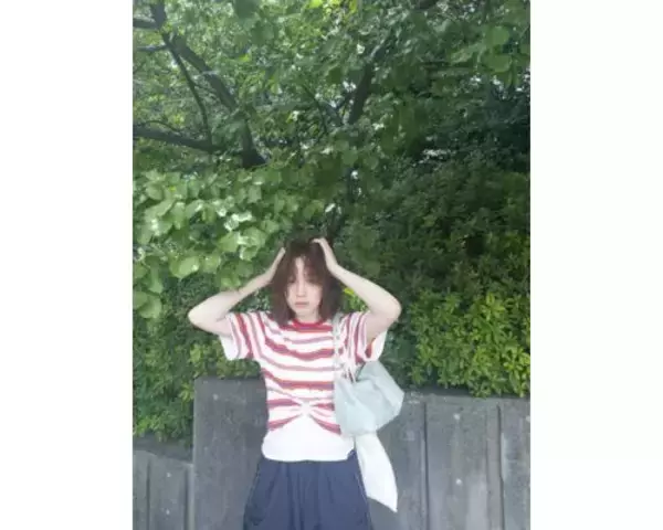 のん、かけ直したふんわり柔らかパーマで木に溶け込む最新ショット