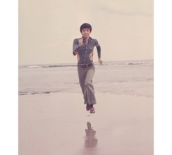 美川憲一、若き日の全力ダッシュショット＆新成人にエール