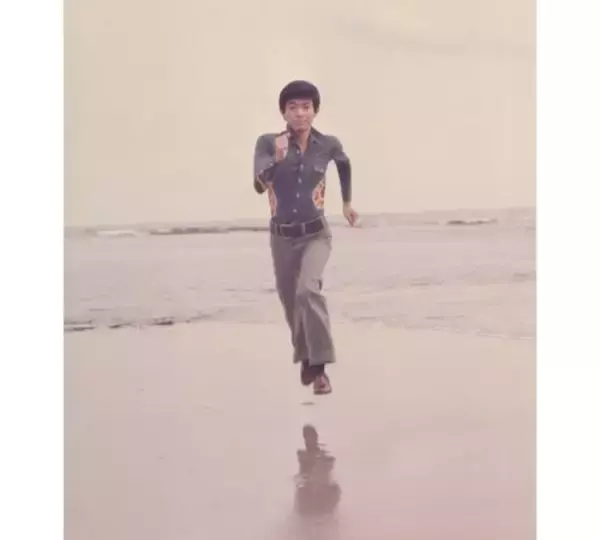 「美川憲一、若き日の全力ダッシュショット＆新成人にエール」の画像