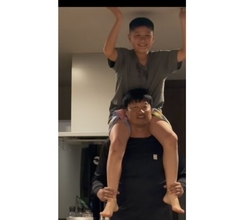 小原正子、夫･マック鈴木のたくましさに驚き…10歳長男を軽々肩車