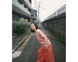 「のん、眼鏡×カジュアルコーデや物思いにふけるドラマオフショ公開」の画像2