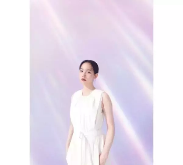 「のん、柔らかな光に包まれた透明感あふれる白ワンピ姿に歓喜の声」の画像