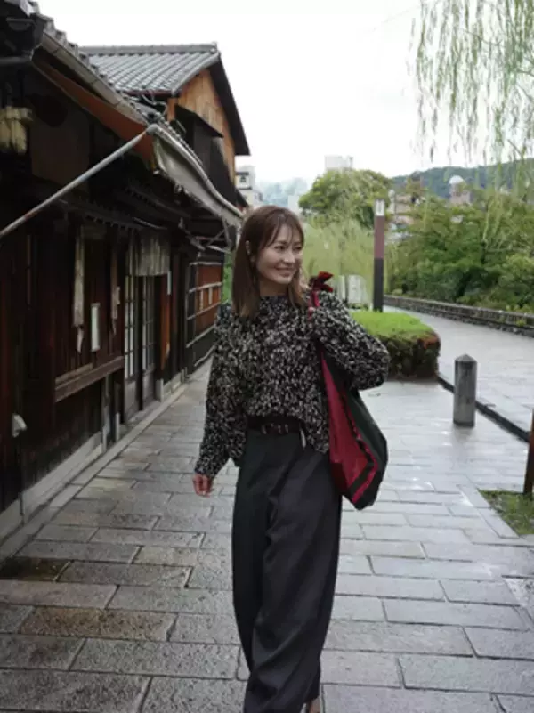 新山千春、京都での秋のシックコーデに歓喜「美貌綺麗」