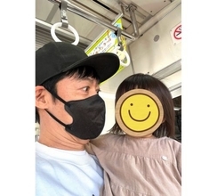 東貴博、1歳次女との"電車デート"ショットを公開