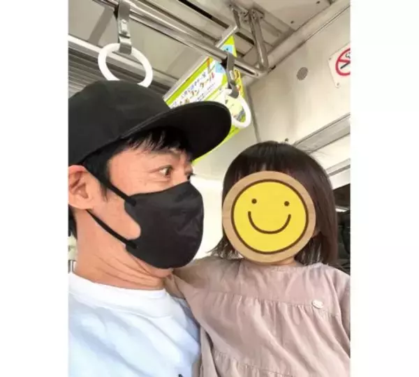 「東貴博、1歳次女との"電車デート"ショットを公開」の画像