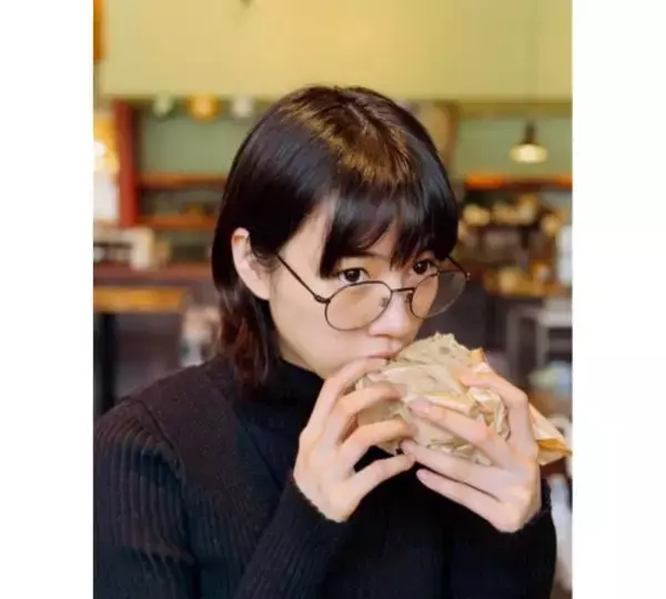 のん、丸い眼鏡姿にファン感涙…冬の休日私服コーデ披露