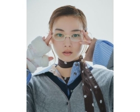 のん、メガネ×個性派コーデで雰囲気一変にファン歓喜