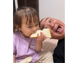 山本圭壱、１歳愛娘の両手にパン姿披露「ちょいワルなにこりさん」