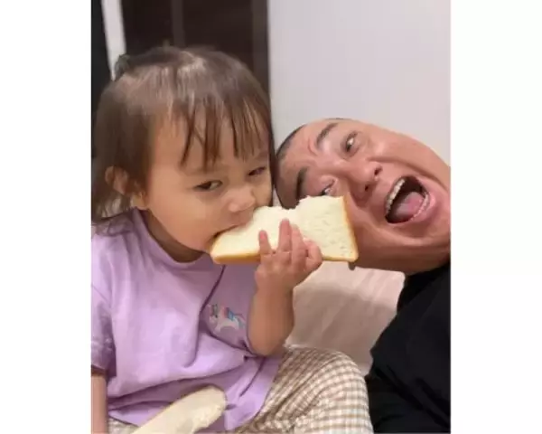 「山本圭壱、１歳愛娘の両手にパン姿披露「ちょいワルなにこりさん」」の画像