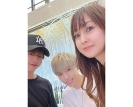 渡辺美奈代、イケメン息子２人と顔寄せ合う韓国旅３ショット