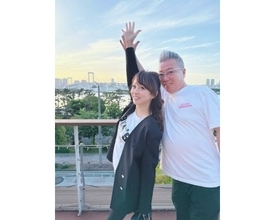 渡辺美奈代、綺麗な夕日バックに夫とのラブラブ夫婦ショット公開