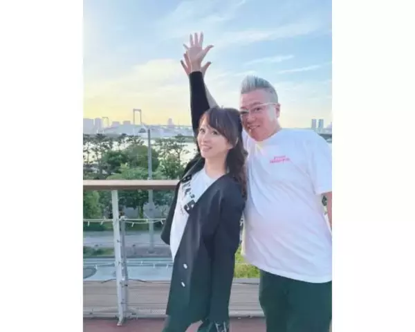 渡辺美奈代、綺麗な夕日バックに夫とのラブラブ夫婦ショット公開