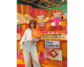 のん、爽やかストライプシャツ×ワイドデニム姿披露　