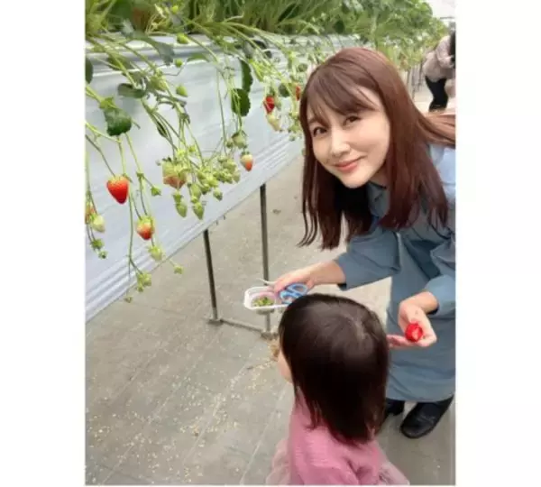 「安めぐみ、長女＆次女と今年初いちご狩り＆手作り雪だるま公開」の画像