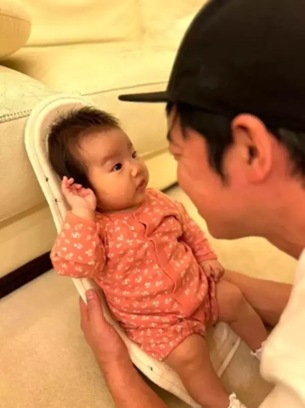「東貴博、生後２ヶ月の次女との顔出し父娘ショットを公開」の画像