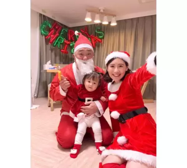 西野未姫、夫･山本圭壱＆愛娘と“サンタコス姿”披露　