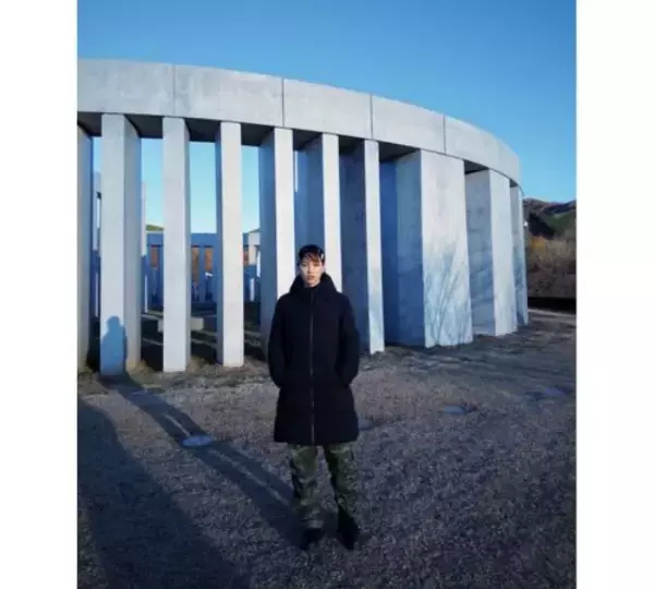 「のん、雲一つない青空の下でロケオフショット」の画像