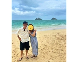 ココリコ遠藤、ハワイの絶景ビーチ・天国の海バックにラブラブショット