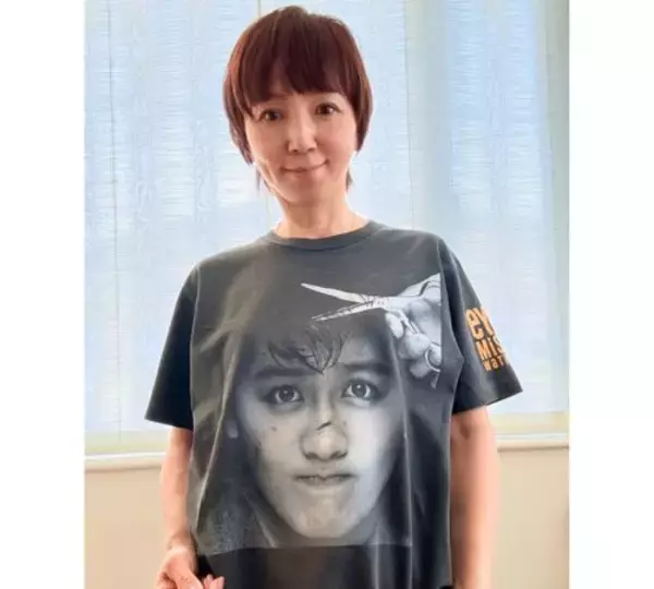 「渡辺満里奈、渡辺美里『eyes』Tシャツ披露、変わらぬ推し愛」の画像