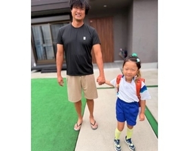 小原正子、米国出張帰りの夫･マック鈴木と長女の手つなぎ登校姿公開