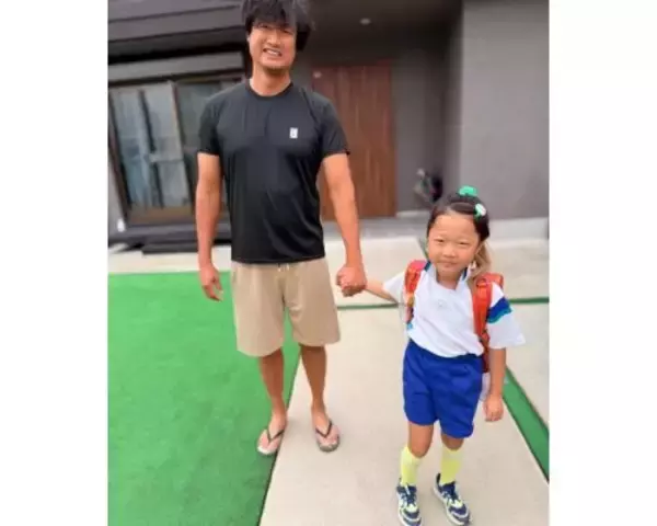 小原正子、米国出張帰りの夫･マック鈴木と長女の手つなぎ登校姿公開