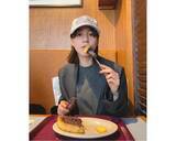 「のん、あんバタートーストを頬張る休日ショット「おいし」」の画像1