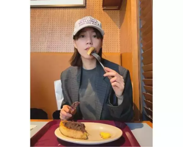 「のん、あんバタートーストを頬張る休日ショット「おいし」」の画像