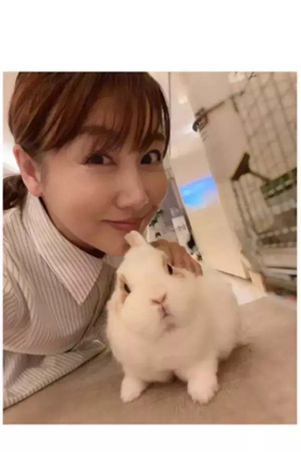 「安めぐみ、十五夜にしろくんと２ショット「もふもふ」」の画像