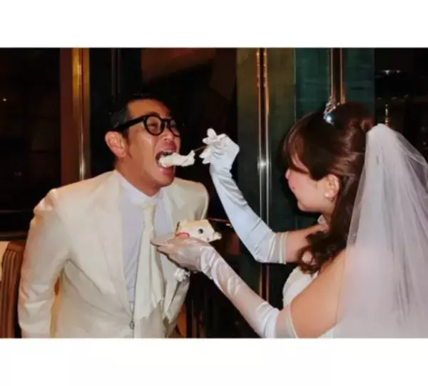 「ココリコ遠藤の妻、懐かしのウエディングショット公開」の画像