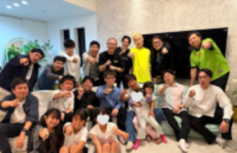 パンサー尾形、49歳誕生日に尾形軍団や子供たち総勢20人超サプライズ